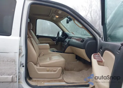 2008 Chevrolet Suburban 1500 Lt z USA, uszkodzony, nr VIN 1GNFK16328J165833
